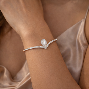 Lab-Grown Diamond Pear Cut Halo V-Shape Bracelet